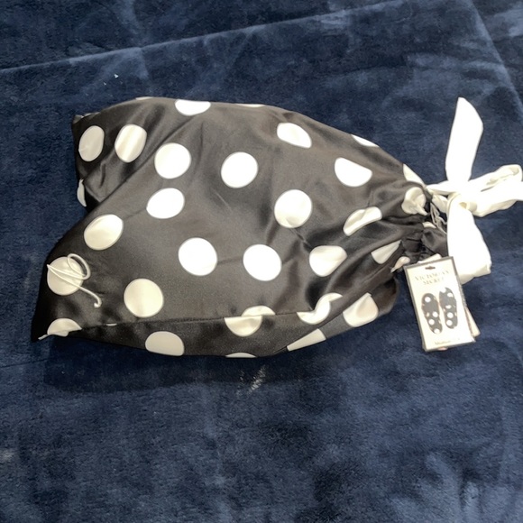 NWT Victoria’s Secret, size Medium (7-8) black and white Polk dot slippers! - Picture 6 of 6